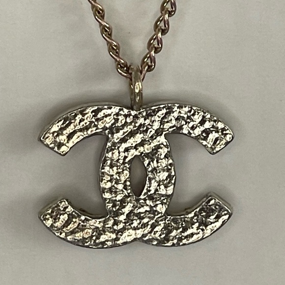 CHANEL CC Logo Gold Tone chocolate bar pendant Necklace - Picture 3 of 9